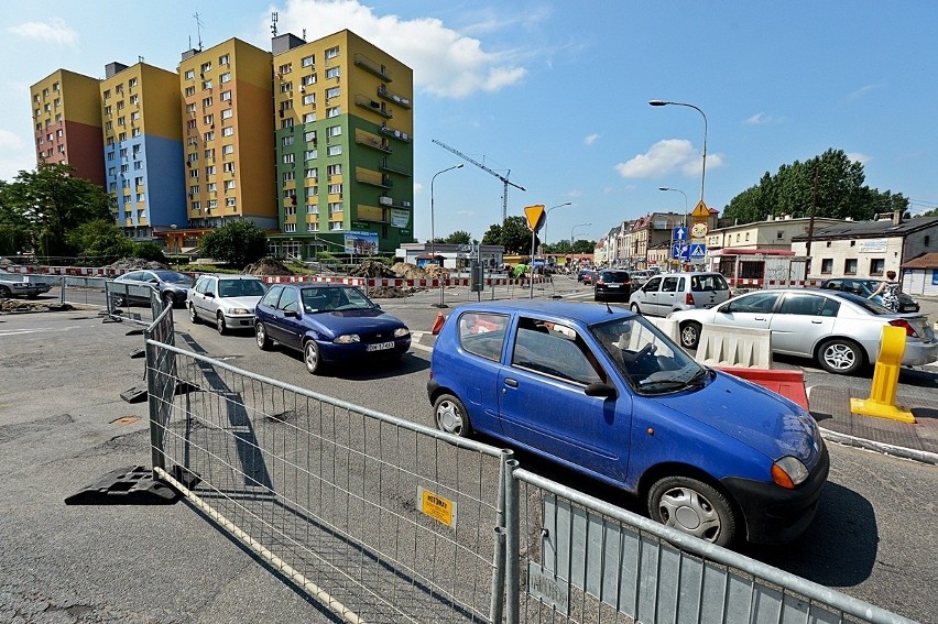 Objazdy i ogromne korki na Psim Polu. Rusza budowa ronda (MAPA, ZDJĘCIA)