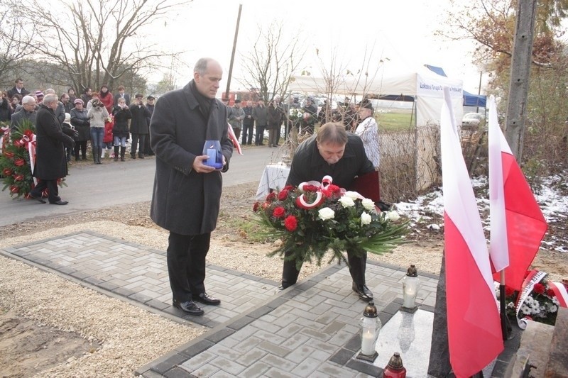 Odsłonięto pomnik upamiętniający ofiary katastrofy pod Szczekocinami [ZDJĘCIA]