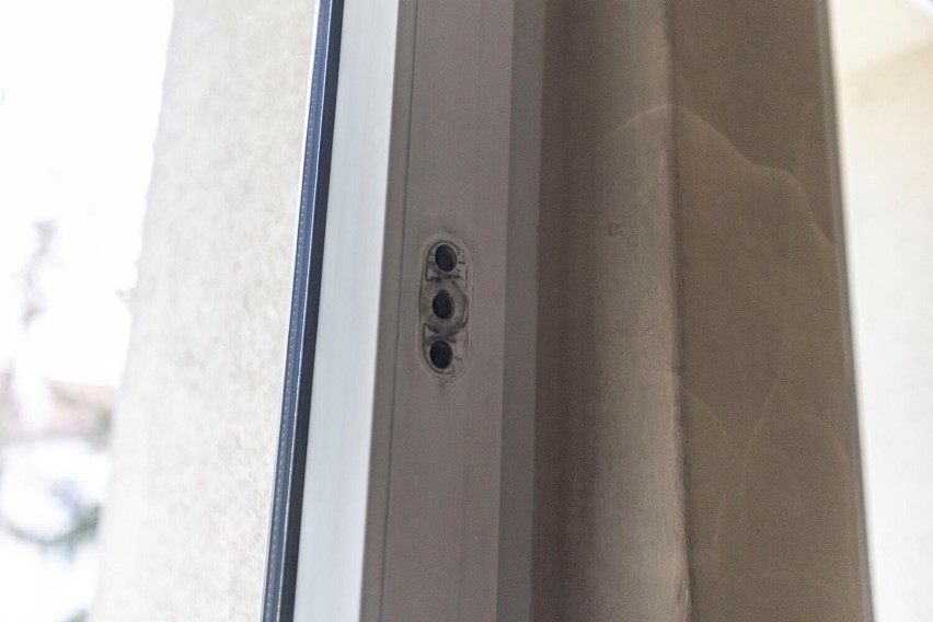 Kraków. W bloku zdemontowano klamki w oknach, by... oszczędzić na ogrzewaniu?