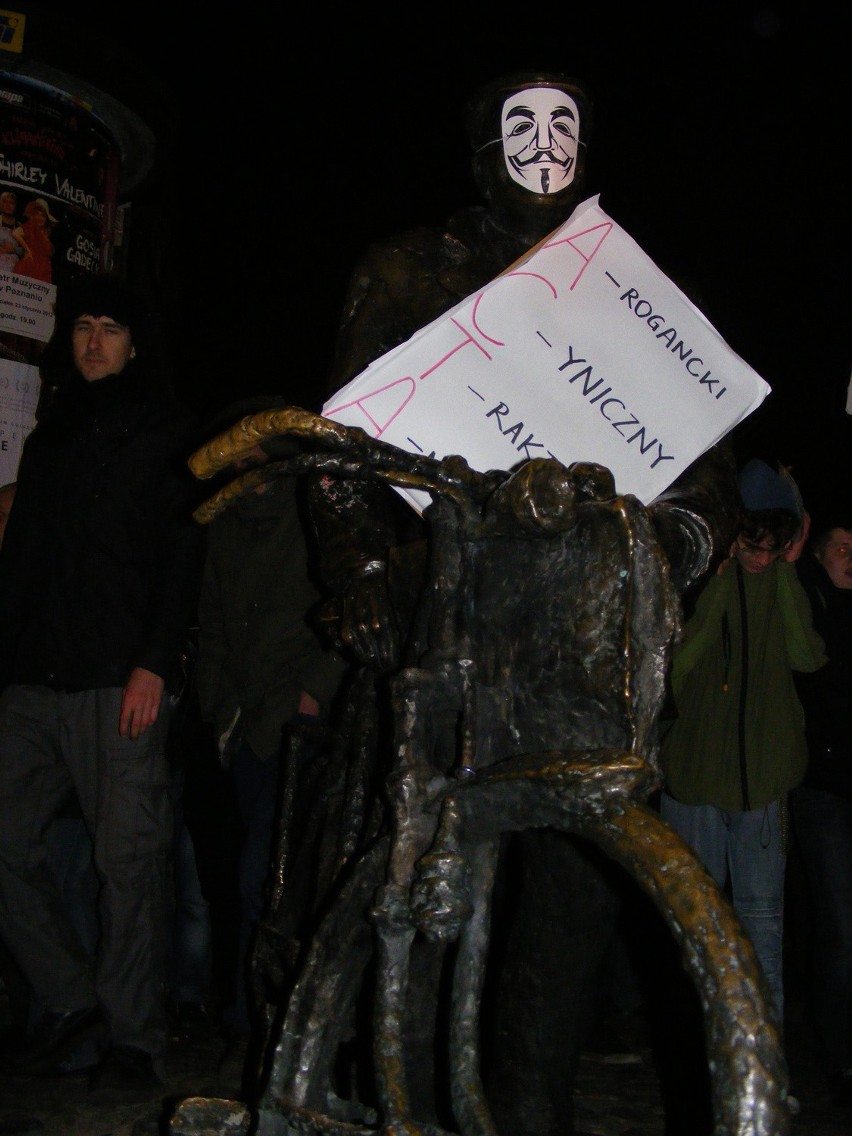 W maskę Anonymousa ubrali pomnik Starego Marycha