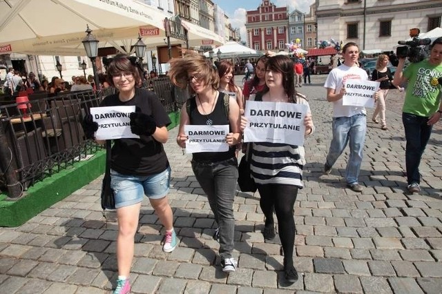 Ogólnoświatowa akcja Free Hugs, czyli "Darmowe przytulanie", odbyła się w Poznaniu