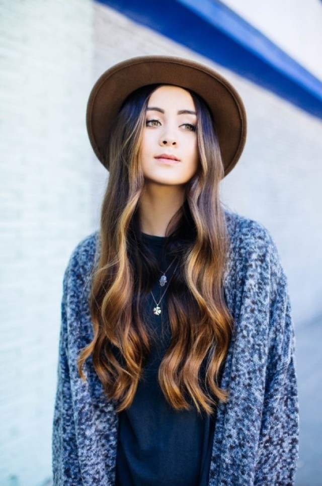 Jasmine Thompson jest drugą po Alanie Walkerze zagraniczną gwiazdą, która uświetni galę rozdania ESKA Music Awards 2016. Wyjątkowy koncert połączony z przyznaniem prestiżowych nagród muzycznych odbędzie się 26 sierpnia w Szczecinie.

Obok zagranicznych gwiazd - Jasmine Thompson oraz Alana Walkera, podczas uroczystej gali ESKA Music Awards wystąpią polscy artyści, których piosenki na przełomie 2015 i 2016 roku biły rekordy popularności. Nie zabraknie ponadto muzycznych niespodzianek i nowych aranżacji znanych przebojów.

XV gala wręczenia ESKA Music Awards transmitowana będzie na antenie TVP1 i Radia ESKA. Kanał muzyczny ESKA TV pokaże retransmisję wydarzenia.

Wciąż można zagłosować na ulubionego artystę nominowanego do ESKA Music Awards 2016. Głos należy oddać za pośrednictwem strony internetowej ESKA Music Awards www.ema.eskago.pl do 25 sierpnia do godz. 8.00. 

Jasmine Thompson to 16-letnia brytyjska piosenkarka i autorka piosenek tworząca muzykę z gatunku pop. Karierę rozpoczęła w wieku 10 lat. Popularność zyskała dzięki zamieszczanym na YouTube’ie coverom. Od początku zachwycała ciekawą i oryginalną barwą głosu oraz dojrzałymi aranżacjami znanych przebojów. W 2013 odbył się jej pierwszy występ w radiu. Nagrała też cover Chaki Khana, który po remiksie Felixa Jaehna w 2015 przyniósł jej jeszcze większy rozgłos. Wystąpiła w singlu Robina Schulza „Sun Goes Down”. W 2015 roku nagrała swój pierwszy singiel „Adore”.

Wśród zagranicznych wykonawców usłyszymy również rosyjski duet Filatov & Karas , który międzynarodową sławę osiągnął za sprawą remiksu hitu Don’t Be So Shy - Imany! W Polsce otrzymali za niego status diamentowego singla. 

Wystąpi również  LP, autorka hitu „Lost On You“. Pod tym pseudonimem kryje się Laura Pergolizzi. Amerykańska piosenkarka, która przez większość swojej kariery solowo tworzyła rockowe ballady. Jest także kompozytorką, która współpracowała z takimi gwiazdami jak: Rihanna, Christina Aguilera, Rita Ora, Leona Lewis czy m.in. Cher Lloyd. 38-letnia wokalistka do tej pory wydała trzy pełne płyty oraz trzy EP-ki. 

ESKA Music Awards 2016, 26 sierpnia, Azoty Arena, godz. 20.30, bilety od 80 do 140 zł.

Zobacz także: Eska Music Awards 2015. Gwiazdy rozgrzały scenę w Szczecinie [wideo, zdjęcia]
