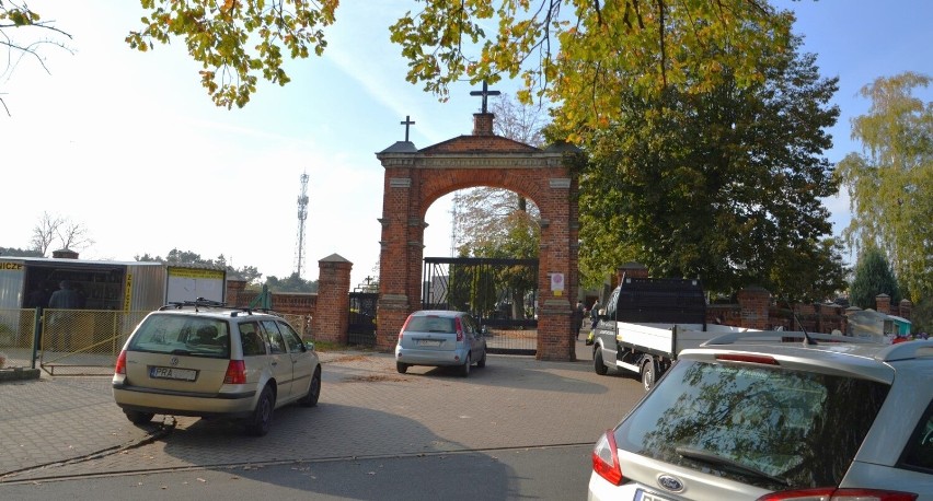 Brama główna cmentarza w Rawiczu