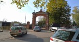 Wszystkich Świętych. Sprawdź, parkingi i organizację ruchu przy cmentarzach w Rawiczu i Sarnowie oraz rozkład jazdy autobusów 1 listopada