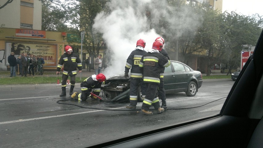 Ul. Krańcowa: Na środku skrzyżowania spłonął samochód (ZDJĘCIA)
