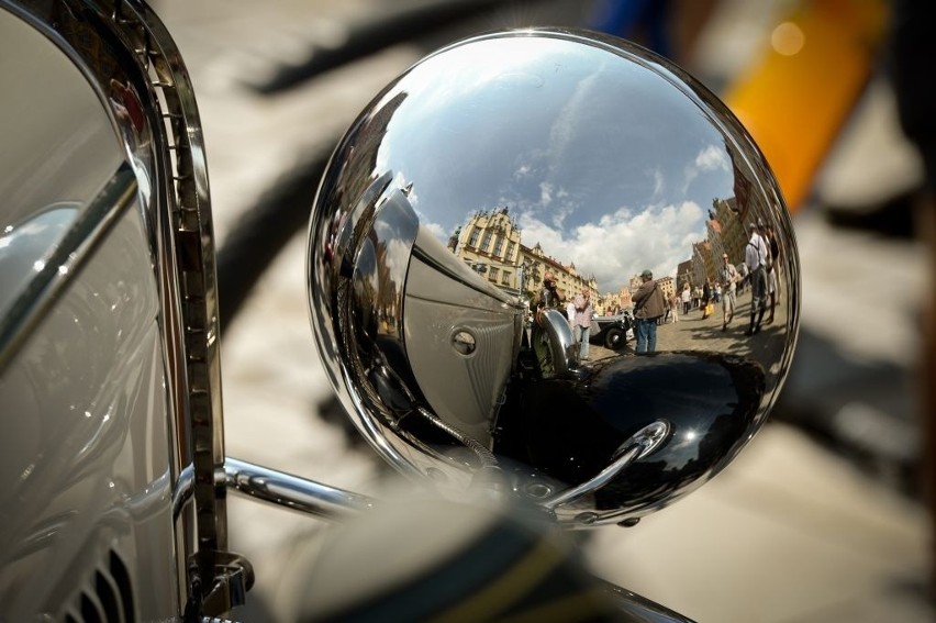 Parada zabytkowych aut we wrocławskim Rynku (ZOBACZ ZDJĘCIA)