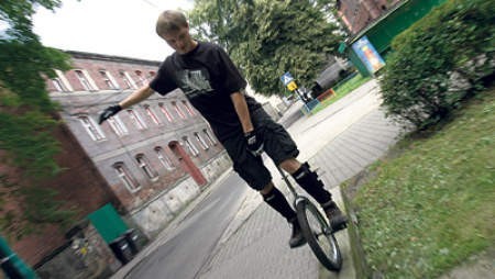 Jeżdżącego na monocyklu Tomasza Sikorskiego można spotkać na chorzowskich ulicach.
