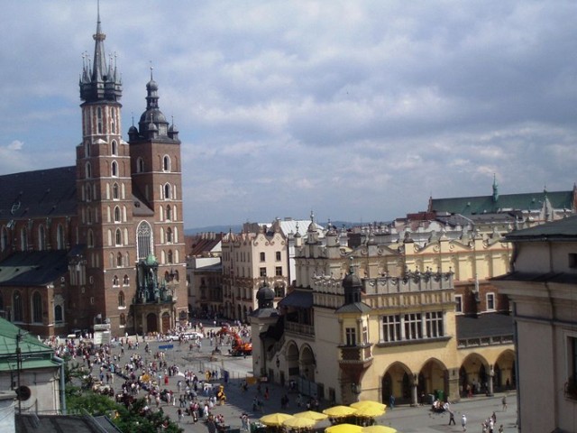 Rynek Główny - serce Krakowa http://commons.wikimedia.org/wiki/File:009Krak%C3%B3wRynek.jpg