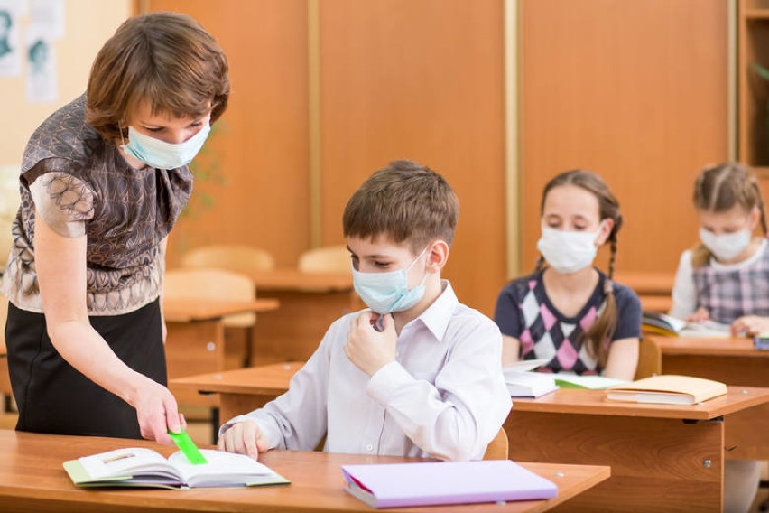 Uczniowie wrócą do szkół 1 września 2020, mimo stanu epidemii i podziału Polski na strefy koronawirusa. Jakie będą obostrzenia?