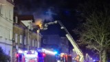 Tragiczny pożar w Żaganiu. Ogień pojawił się nocą w budynku mieszkalnym. Na miejscu kilkanaście jednostek straży