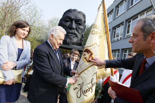 Pomnik Wieniawskiego stanął przed szkołą jego imienia.