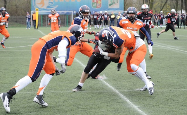 W niedzielę na swoim terenie drużyna Warsaw Eagles w ramach 4. kolejki Topligi Futbolu Amerykańskiego podejmie Primacol Lowlanders Białystok. 

Orły po derbowym zwycięstwie z Sharks przegrały dwa kolejne mecze i zajmują dopiero piąte miejsce w tabeli.  – Bardziej niż bilans, martwi nasza gra, która pozostawia wiele do życzenia. Przypominamy jednak „drużynę turniejową”, która rozkręca się z każdym kolejnym meczem. Swoją prawdziwą siłę pokażemy w dalszej części sezonu – deklaruje Jacek Śledziński, generalny manager Eagles i dodaje – Intuicja podpowiada mi, że podobnie jak w przypadku pojedynku z Panthers, spotkanie z nominalnie silniejszym zespołem może być tremującym przeżyciem.

Spotkanie odbędzie się o godz. 14:00 na boisku przy ul. Konwiktorskiej 6. Bilety 25 i 15 zł.

Mecz transmitowany będzie na żywo w stacji internetowej KP Sport. Początek o godz. 13:00.

Tego samego dnia mecz wyjazdowy zagrają również futboliści Warsaw Sharks, którzy zmierzą się z Kozłami Poznań.

Czytaj też: Imprezy w Warszawie. Podpowiadamy co robić w weekend [PRZEGLĄD]