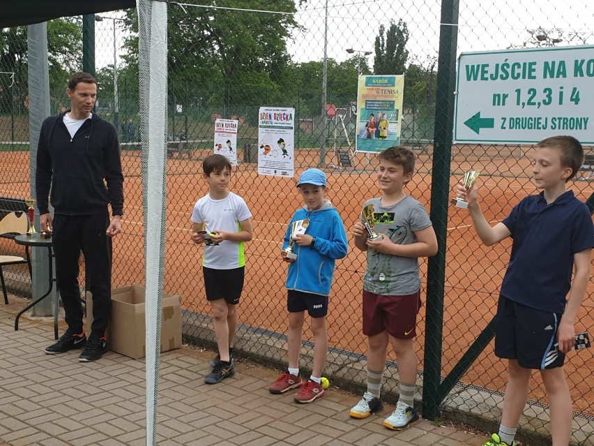 Głogów: Dzieci i młodzież wróciły na tenisowe korty. Rozegrano nawet turniej z okazji Dnia Dziecka. ZDJĘCIA