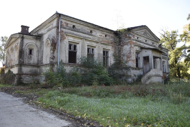 Dwór w Radlnej znajduje się w katastrofalnym stanie. Gmina Tarnów chce odmienić oblicze zabytkowe obiektu.