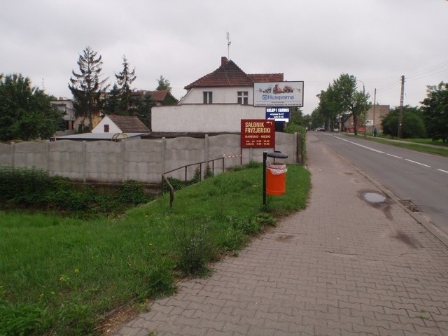 Straż miejska taśmą oznaczyła niebezpieczne miejsce przy  strumyku Górczynka (na wysokości ulicy Opolskiej).