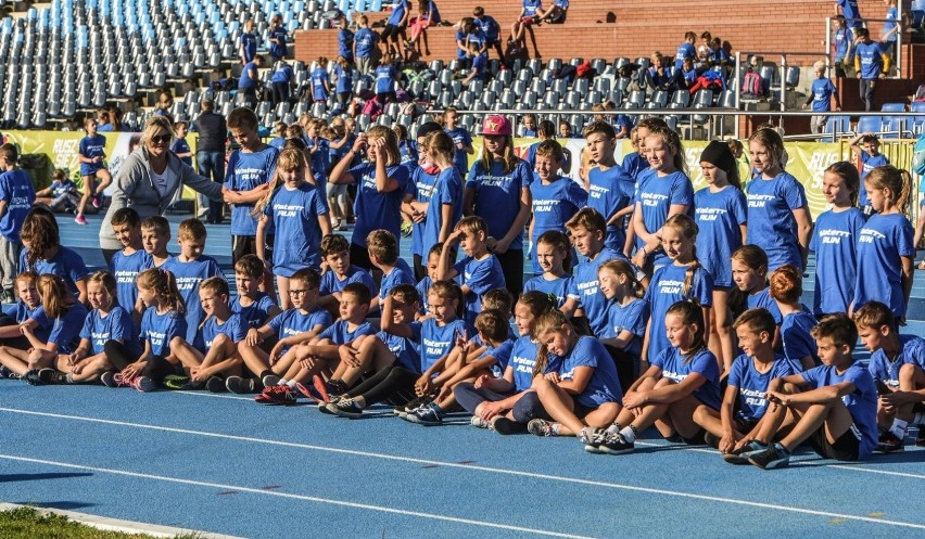 Waterr Run Bydgoszcz 2017. Najmłodsi biegali z Pawłem Januszewskim i Sebastianem Chmarą [zdjęcia]