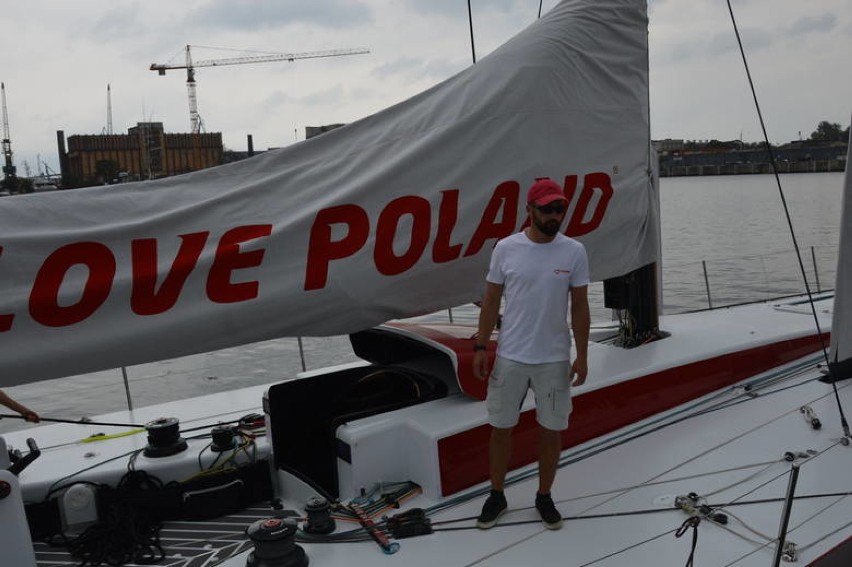 Gdynia. Kartka z kalendarza (12.09.2018). Jacht "I love Poland" zaprezentowany w Basenie Prezydenta. Należy do najszybszych na świecie