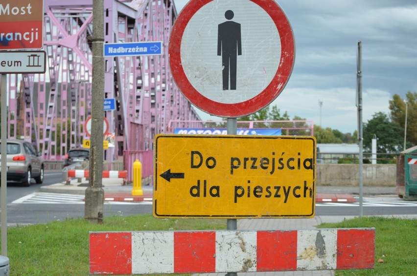 Uwaga piesi! Przejście przez różowy most na Odrze w Głogowie tylko jedną stroną