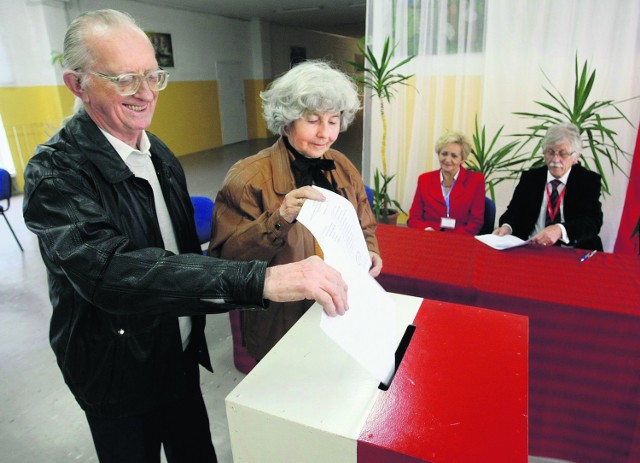 Na kartach wyborczych do zaznaczenia było od 15 do 21 nazwisk przyszłych radnych