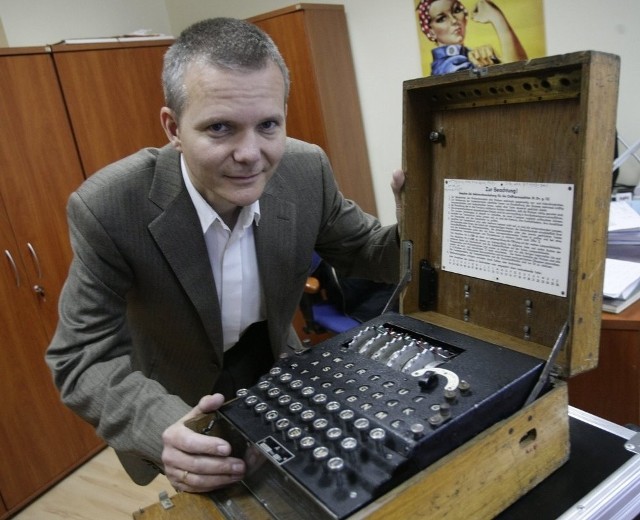 Enigma trafiła do muzeum jako bezterminowy depozyt. Na zdjęciu zastępca dyrektora Muzeum II Wojny Światowej, dr Janusz Marszalec