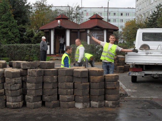 Wzorem poprzedniego roku każda z 15 naszych żorskich dzielnic otrzyma z miejskiego budżetu 50 tysięcy złotych na poprawę infrastruktury. O tym, na co pieniądze zostaną przeznaczone, zdecydowali szefowie rad dzielnic, biorąc pod uwagę propozycje mieszkańców. - Kolejny rok z rzędu każdej z naszych dzielnic dajemy 50 tysięcy złotych. Miasto Żory tworzy w ten sposób budżet partycypacyjny, na który rzadko stawiają inne miasta &#8211; mówi Bronisław Jacek Pruchnicki, doradca prezydenta ds. infrastruktury.