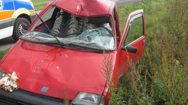 W poniedziałek o godzinie 9.40 w pobliżu miejscowości Jelitowo w gminie Niechanowo doszło do zderzenia samochodu osobowego z rowerzystką. 42-letnia kobieta z ciężkimi obrażeniami trafiła do szpitala. Przetransportowała została ratowniczym śmigłowcem. 

ZOBACZ WIĘCEJ: Wypadek w Jelitowie. Rowerzystkę zabrał śmigłowiec [ZDJĘCIA]