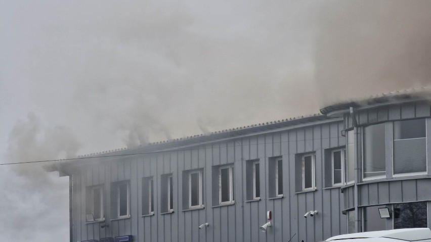 Pożar hali produkcyjnej na ul. Katowickiej w Ustroniu. Jest ofiara śmiertelna
