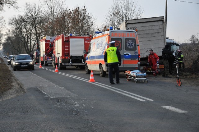 1 osoba zginęła, 2 zostały ranne w wypadku pod Skierniewicami.