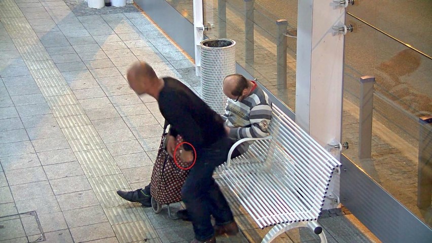 Okradł mężczyznę śpiącego na przystanku Piotrkowska-Centrum. Nagrał go monitoring