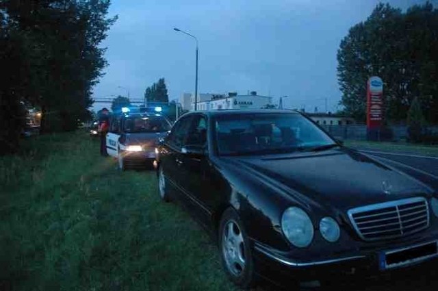 Policja zabezpieczyła zrabowany w Ełku samochód i zatrzymała trzech podejrzanych