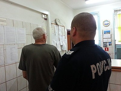 Zatrzymanie mężczyzny w Komendzie Miejskiej Policji w Dąbrowie Górniczej