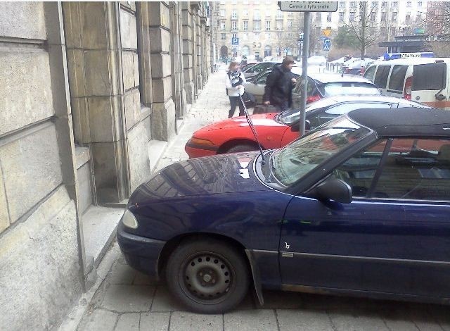 Wrocław: Trudna sztuka parkowania. Straż miejska publikuje kolejne zdjęcia 