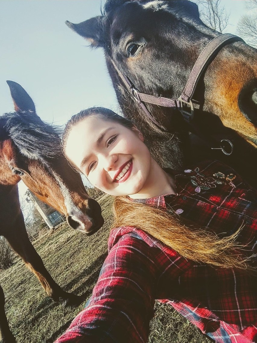 18-letnią Laurę koń kopnął w twarz. Czeka ją bolesne leczenie i kosztowna rehabilitacja.I Ty możesz jej pomóc 