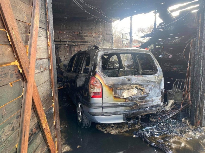 Pożar garażu w Skrzeszewie. Spłonęły dwa samochody