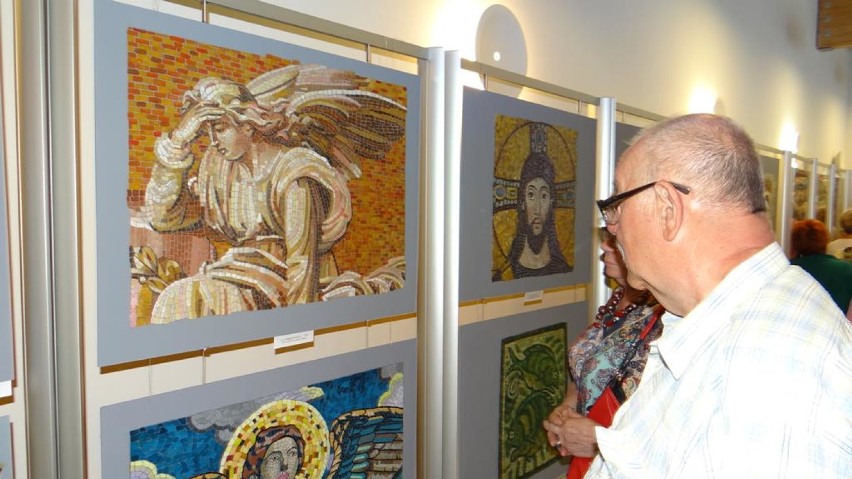 Mozaikowa wystawa w zduńskowolskim Ratuszu