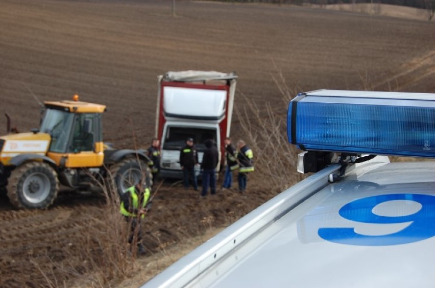 Silny wiatr zepchnął ciężarówkę do rowu