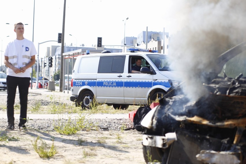 Aktywiści chcieli publicznie spalić samochód na Ursynowie. Płomienne zapowiedzi zderzyły się z rzeczywistością