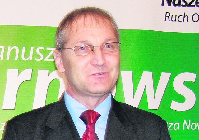 Janusz Tarnowski (stoi) ze swoimi kandydatami na radnych