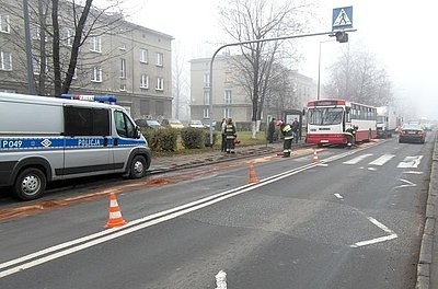 Bytom: Wypadek na Siemianowickiej. Ciężarówka wjechała w autobus [ZDJĘCIA, WIDEO, MAPA]