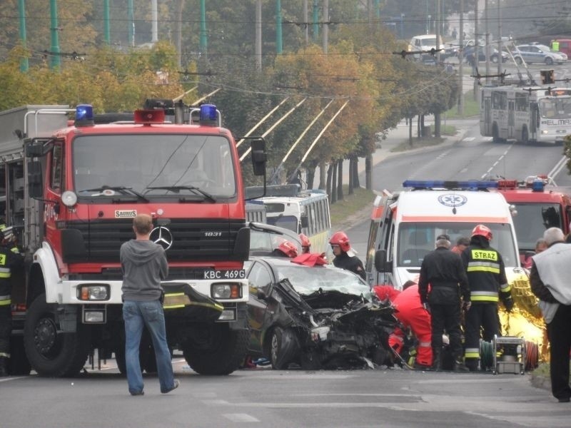 Tragiczny wypadek w Tychach: Samochód wjechał w autobus. Są ranni [ZDJĘCIA]