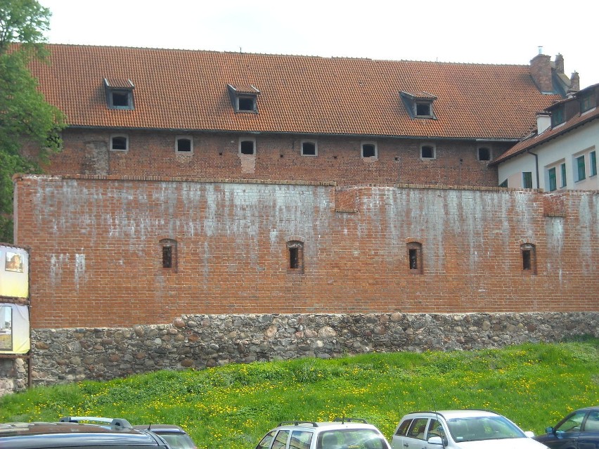 Rzut na zamek od strony zachodniej. Widoczne odbudowane mury...