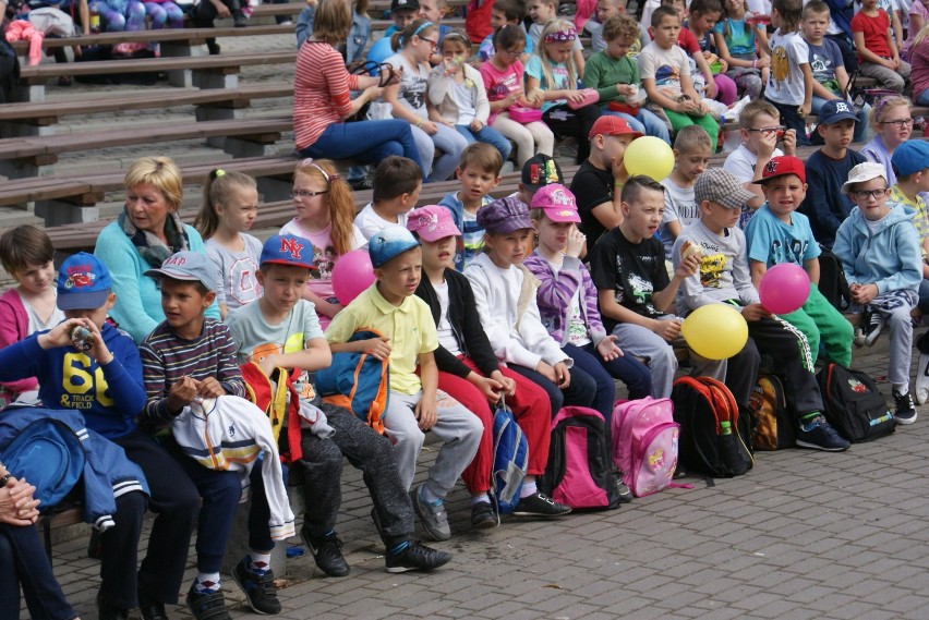 Policja w Kaliszu zaprosiła uczniów na plenerową lekcję