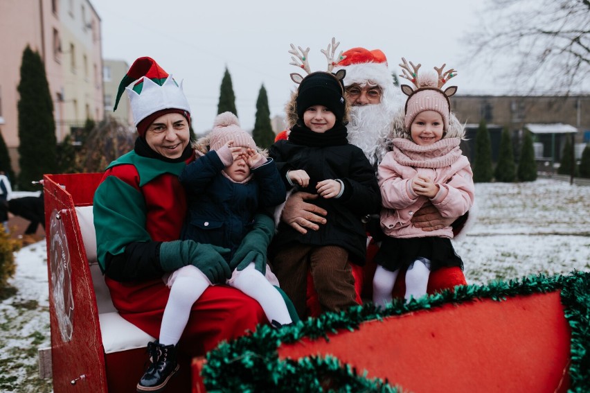 Dzieci w Studzieńcu odwiedził Święty Mikołaj na wielkich saniach zaprzęgnięty w auta z klubu motoryzacyjnego "Stare ale jare"