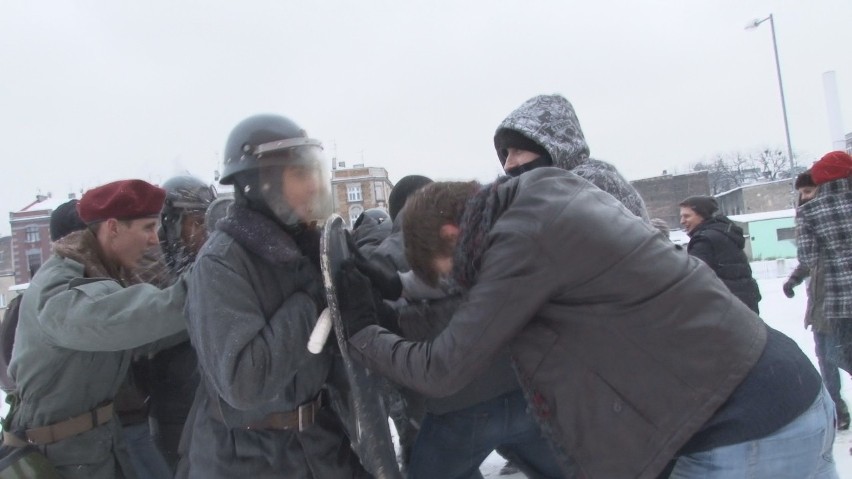 Rocznica stanu wojennego w Katowicach: ZOMO pałuje studentów