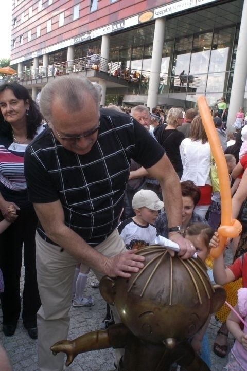 Bolek jest narażony na ataki wandali, którzy wyrywają mu...