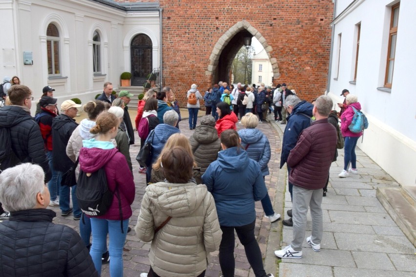 Sporo turystów w Sandomierzu. Zwiedzali już od samego rana - zobacz zdjęcia