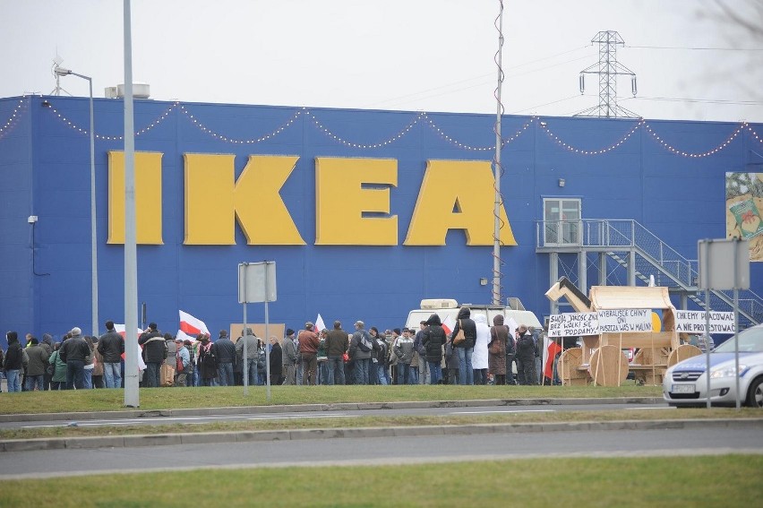 Protest rozpoczął się o godz. 11 przed poznańskim sklepem...