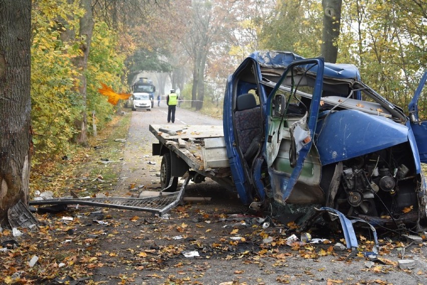 Śmiertelny wypadek na trasie Demlin-Bolesławowo. Nie żyje 23-letni pasażer [ZDJĘCIA]