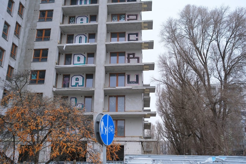 Opuszczony blok w Warszawie. Deweloper splajtował z hukiem. Zostały prawie gotowe mieszkania. Teraz stoją puste