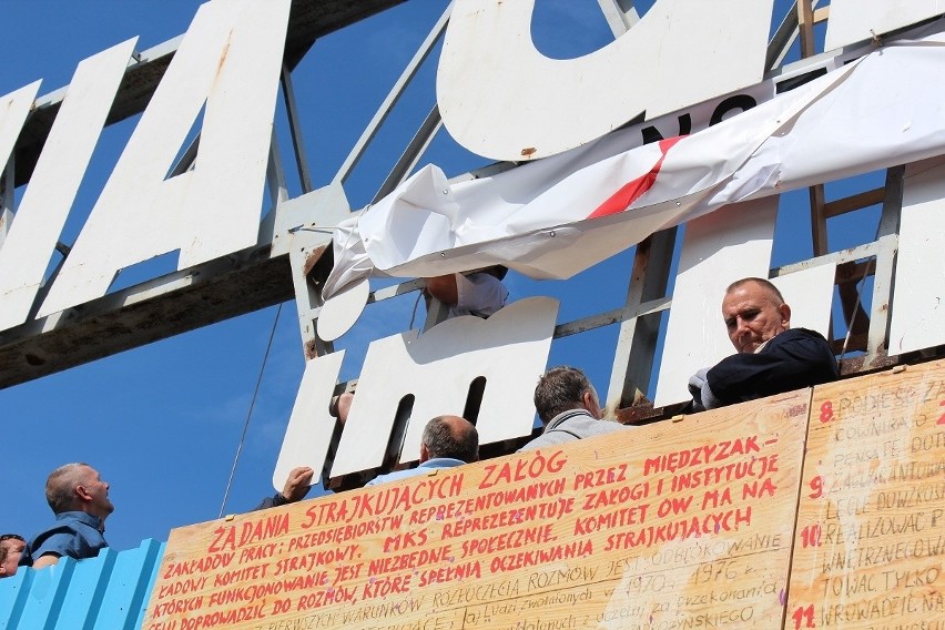 Lenin zniknął z bramy Stoczni Gdańskiej. Solidarność zdemontowała napis! [ZDJĘCIA]